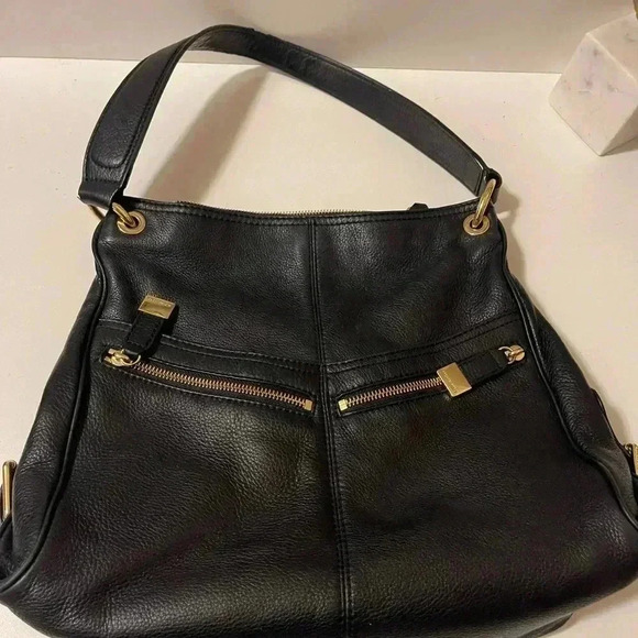 Michael Kors Black Leather Shoulder bag with Gold Hardware Zipper - Picture 3 of 16